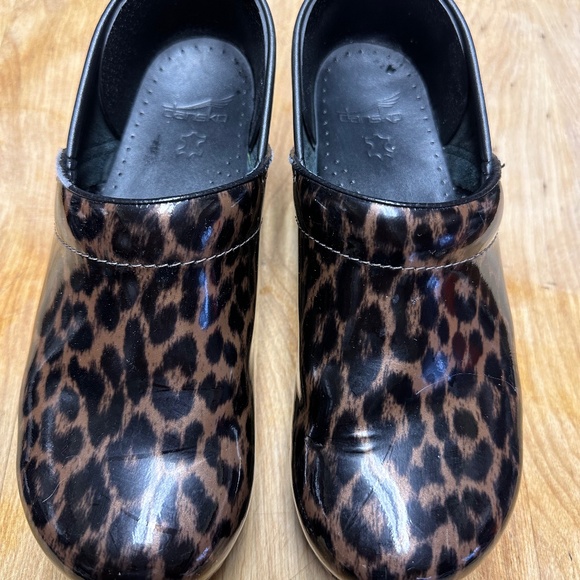 DANSKO, PATENT LEATHER, LEOPARD PRINT CLOGS, SIZE WOMEN'S 41E, 10.5 US - Picture 1 of 11